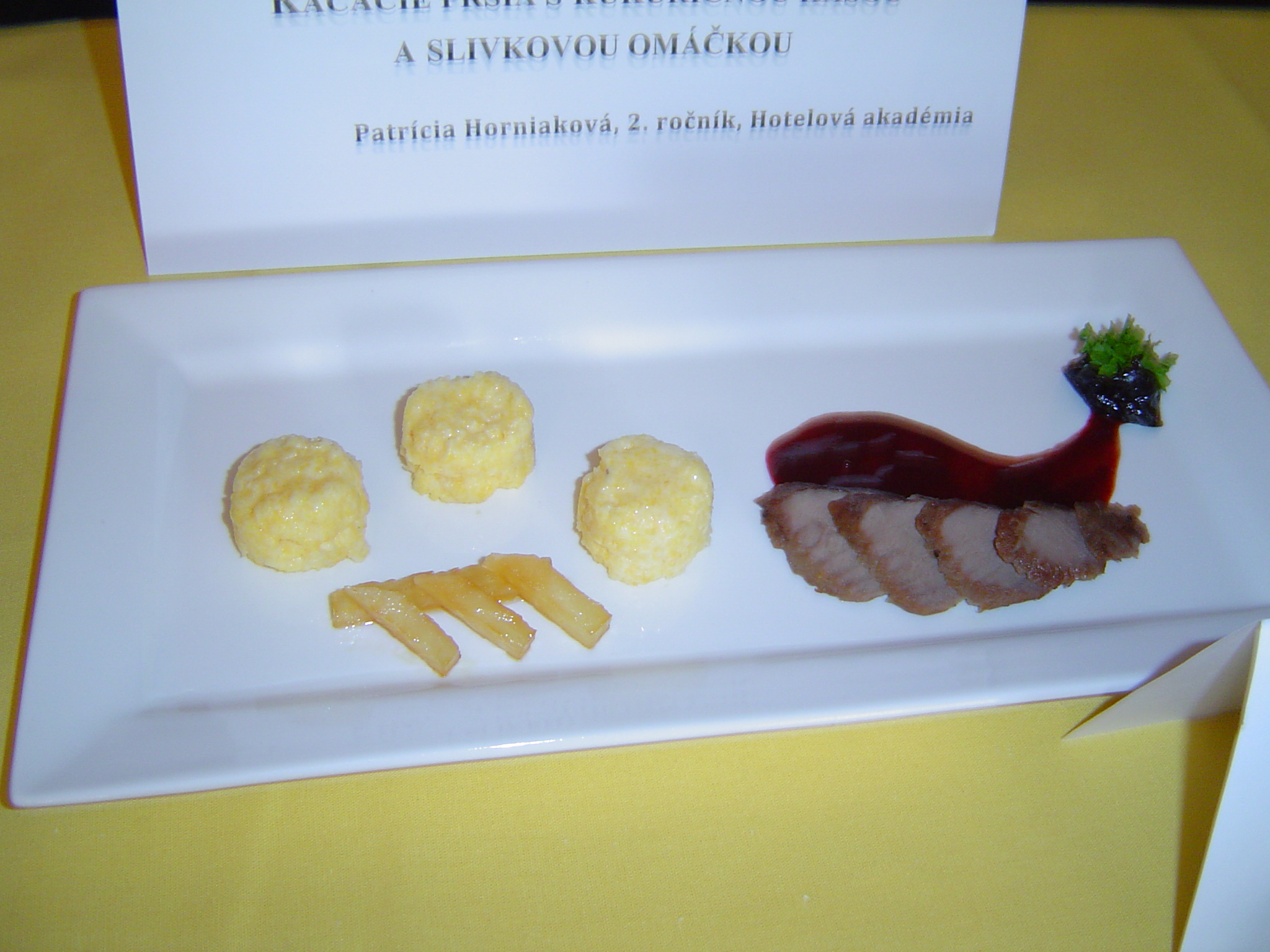 Kačacie prsia, polenta, slivková omáčka, karamelizovaný zeler