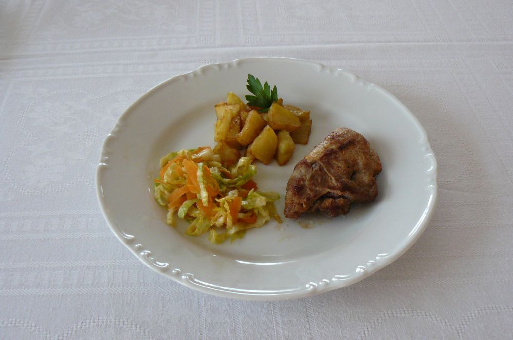 Bravčová krkovička so sardelovou omáčkou, opekané zemiaky