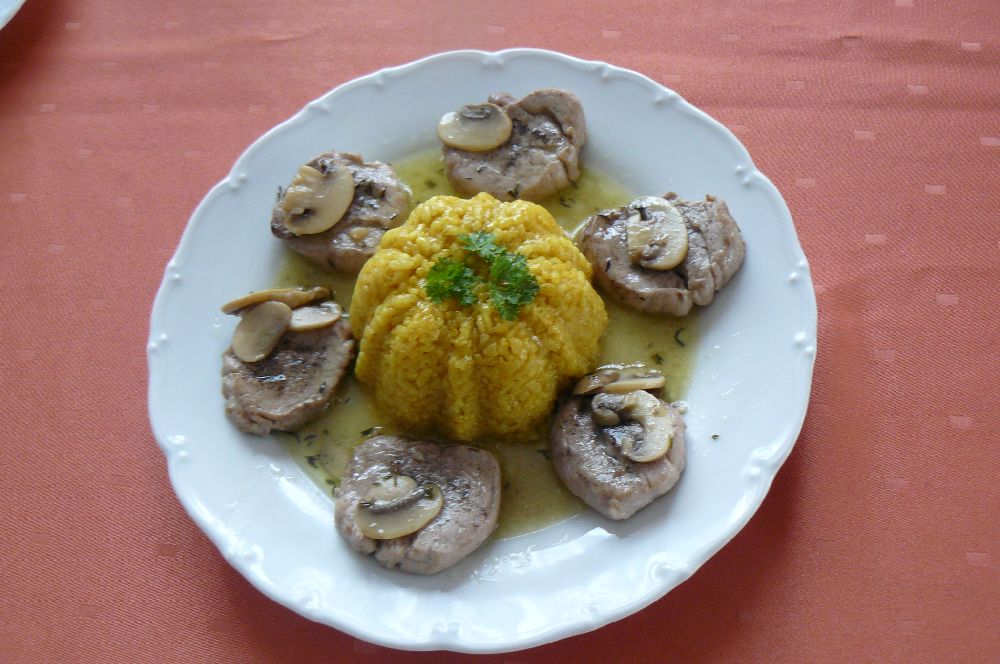 Medailónky zo sviečkovice na šampiňónoch, kari ryža