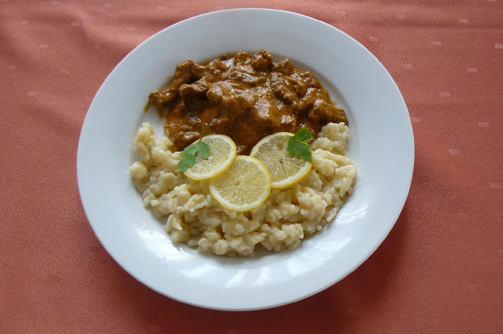 Sviečkovica Stroganov, prílohové halušky