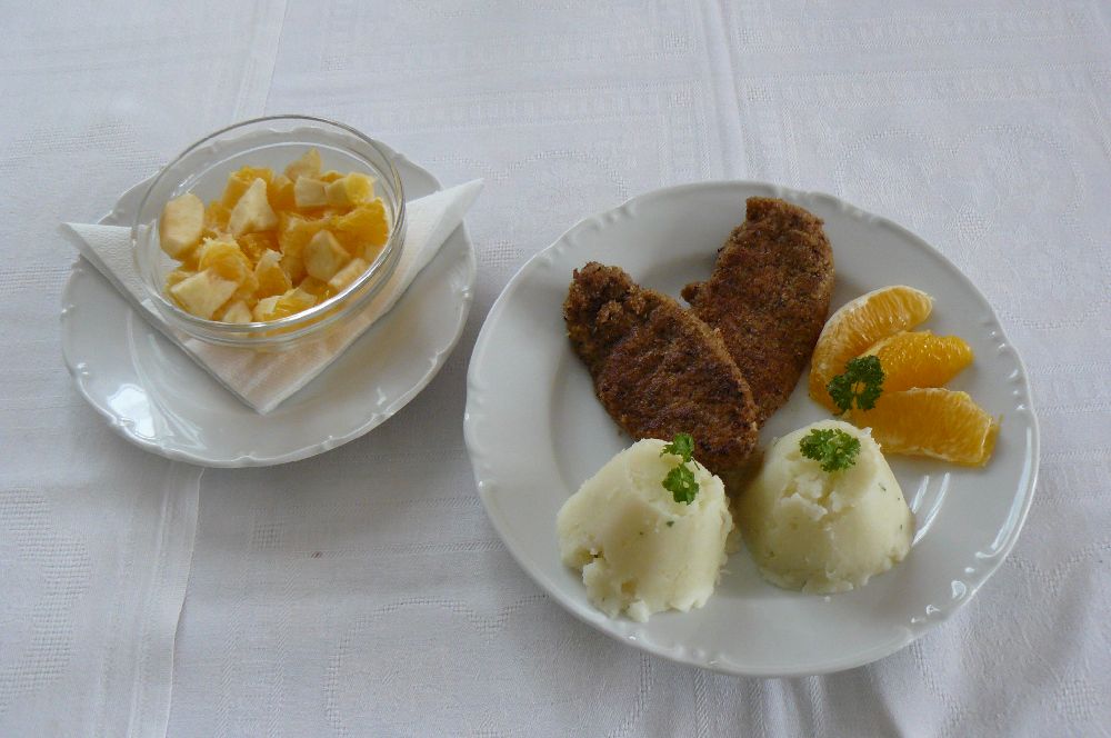 Kuracie rezne v mletých vlašských orechoch, zemiaková kaša s bylinkami