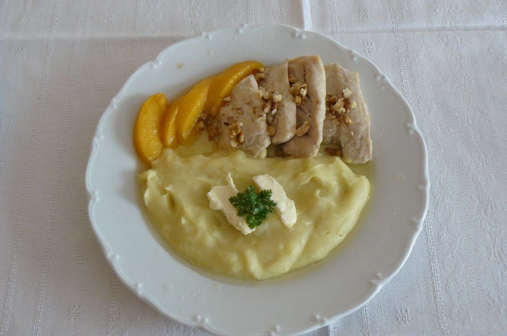 Kuracie prsia na masle s broskyňou,  zemiaková kaša