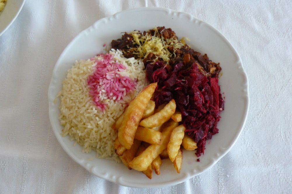 Kuracia špecialita, cvikľa, varená ryža, hranolčeky